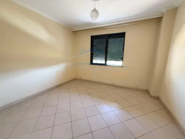 Tirane, jepet me qera apartament 2+1+Ballkon Kati 5, 98 m² 350 € (BULEVARDI BLU)   UNA55178