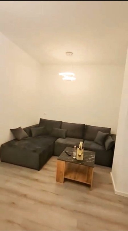Tirane, jepet me qera apartament 1+1+Ballkon Kati 2, 90 m² 650 € (Bulevardi Zogu I /Rr.Maliq Muco)