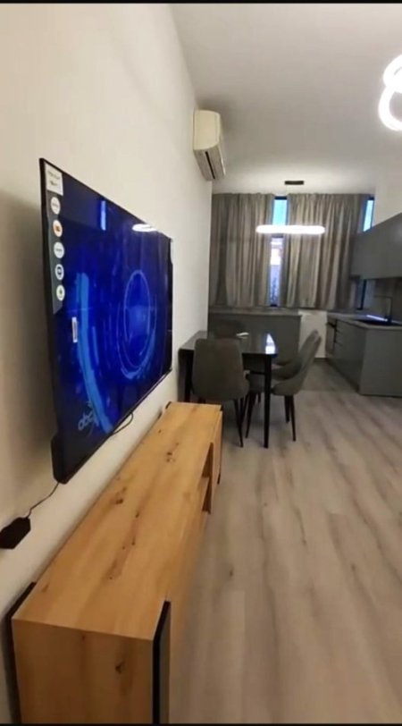 Tirane, jepet me qera apartament 1+1+Ballkon Kati 2, 90 m² 650 € (Bulevardi Zogu I /Rr.Maliq Muco)