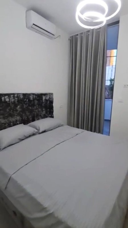 Tirane, jepet me qera apartament 1+1+Ballkon Kati 2, 90 m² 650 € (Bulevardi Zogu I /Rr.Maliq Muco)