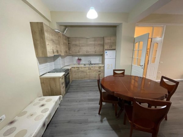Tirane, jepet me qera apartament 2+1 Kati 1, 116 m² 700 € (Liqeni i Thate)