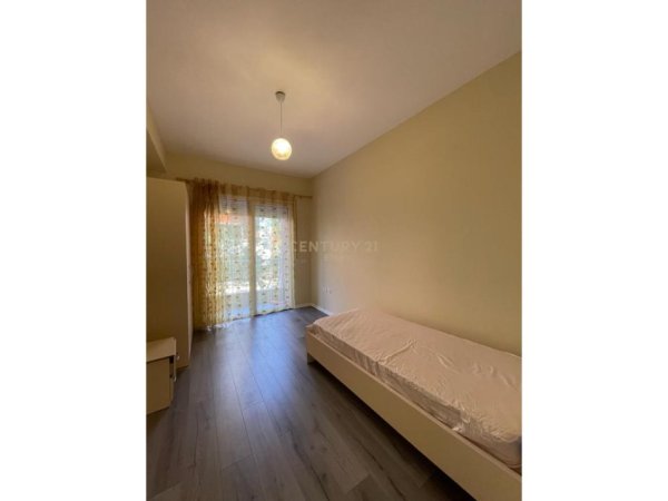 Tirane, jepet me qera apartament 2+1 Kati 1, 116 m² 700 € (Liqeni i Thate)