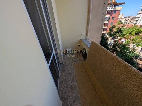 Tirane, jepet me qera apartament 2+1+Ballkon Kati 3, 120 m² 600 € (rruga kavajes Tirana)