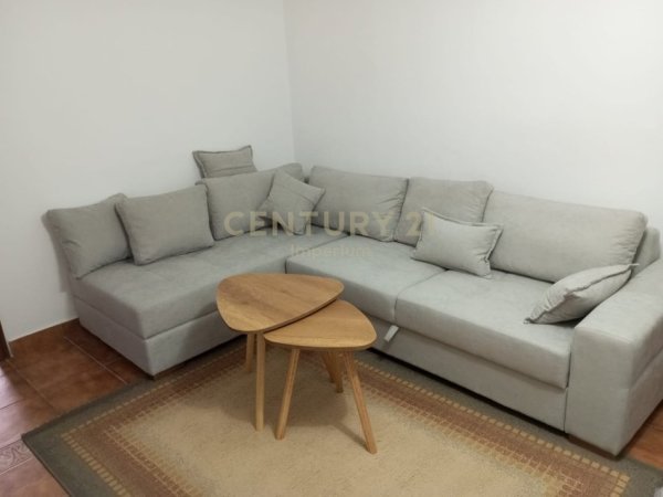 Tirane, jepet me qera apartament 2+1 Kati 5, 74 m² 650 € (Prane Pazarit te Ri)