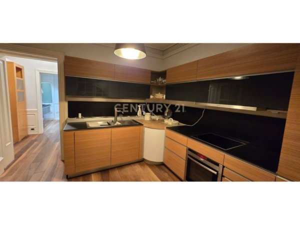 Tirane, jepet me qera apartament 1+1 Kati 2, 75 m² 700 € (SHKOLLA E KUQE)
