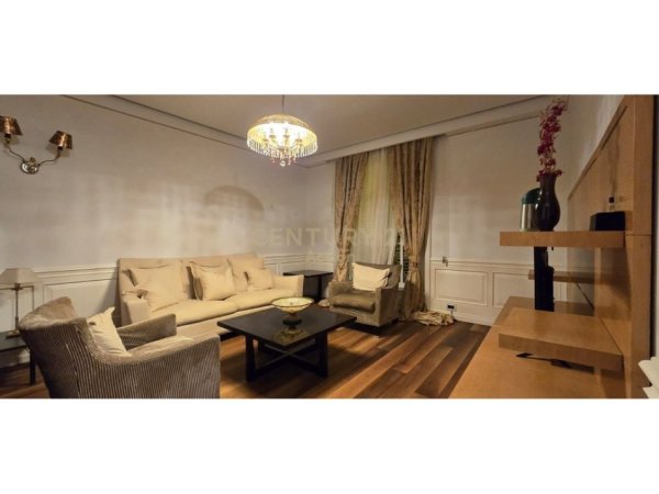 Tirane, jepet me qera apartament 1+1 Kati 2, 75 m² 700 € (SHKOLLA E KUQE)
