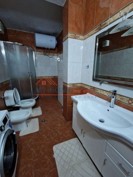 Tirane, jepet me qera apartament 1+1+Ballkon Kati 2, 72 m² 800 € (Libri Universitar)