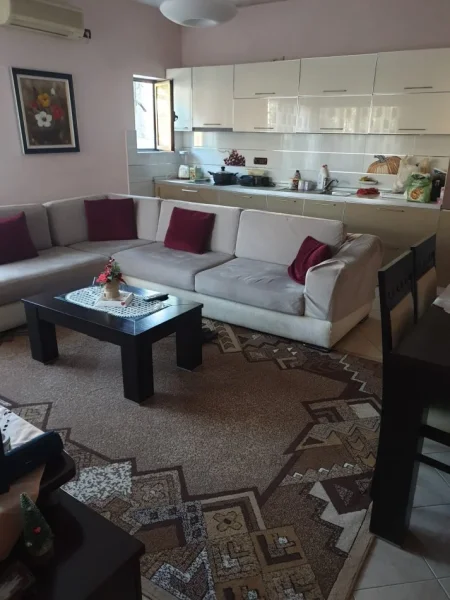 Tirane, jepet me qera shtepi 3+1+Ballkon Kati 1, 120 m² 650 € (ferit xhajko)
