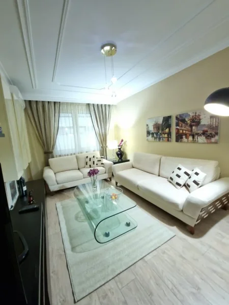 Tirane, jepet me qera apartament 1+1 Kati 2, 72 m² 800 € (Sheshi Willson)