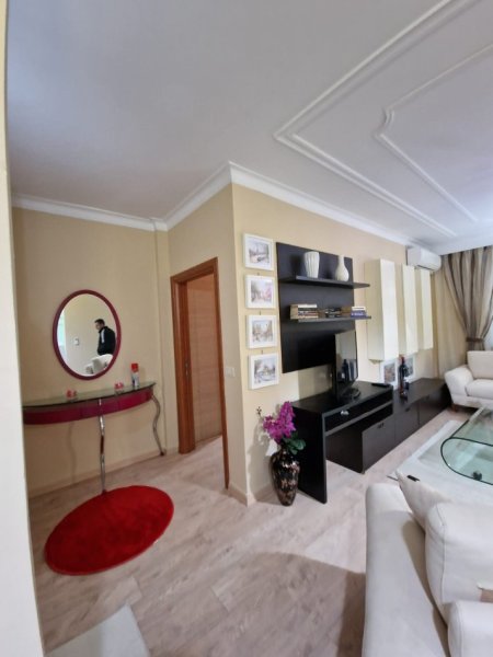 Tirane, jepet me qera apartament 1+1 Kati 2, 72 m² 800 € (Sheshi Willson)