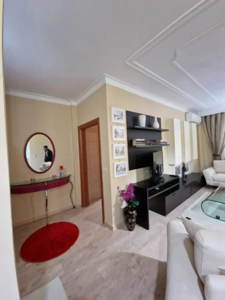 Tirane, jepet me qera apartament 1+1 Kati 2, 72 m² 800 € (Sheshi Willson)