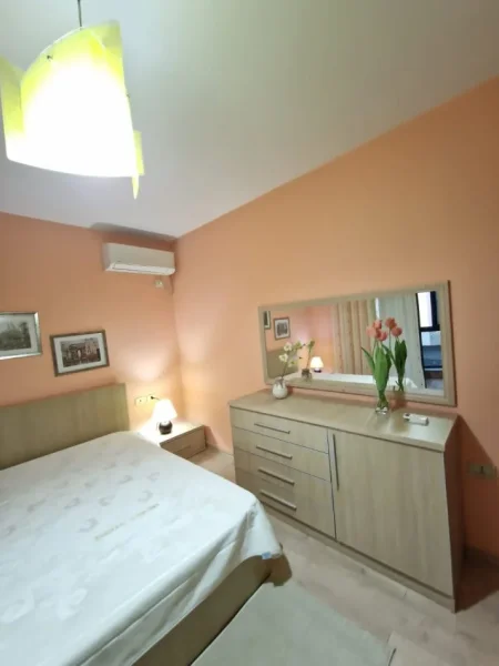 Tirane, jepet me qera apartament 1+1 Kati 2, 72 m² 800 € (Sheshi Willson)