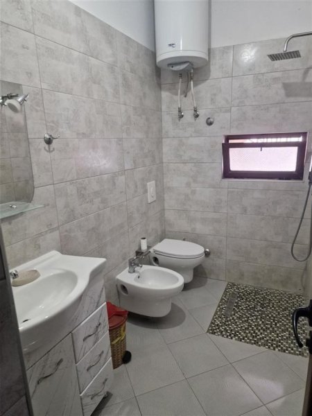 Tirane, jepet me qera apartament 3+1+Ballkon Kati 3, 112 m² 400 € (ne rrugen Jordan Misja Tirane)