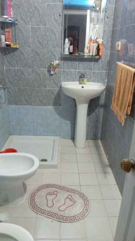 Tirane, jap me qera apartament 1+1+Ballkon Kati 3, 55 m² 510 € (rruga bardhyl afer 24 oreshit)