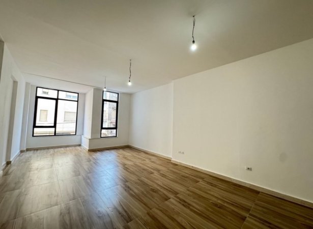 Tirane, jepet me qera ambjent biznesi Kati 1, 82 m² 1.300 € (Mine Peza, Prane Donika Center)