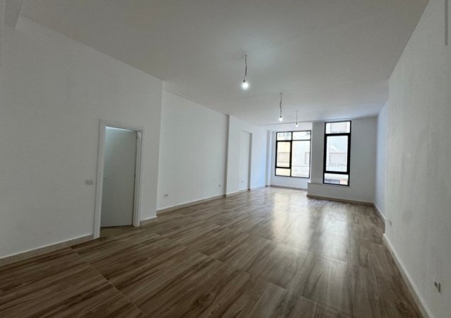 Tirane, jepet me qera ambjent biznesi Kati 1, 82 m² 1.300 € (Mine Peza, Prane Donika Center)