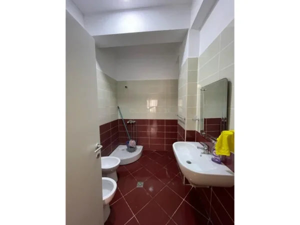 Tirane, jepet me qera apartament 2+1 Kati 1, 116 m² 700 € (Liqeni i Thate)