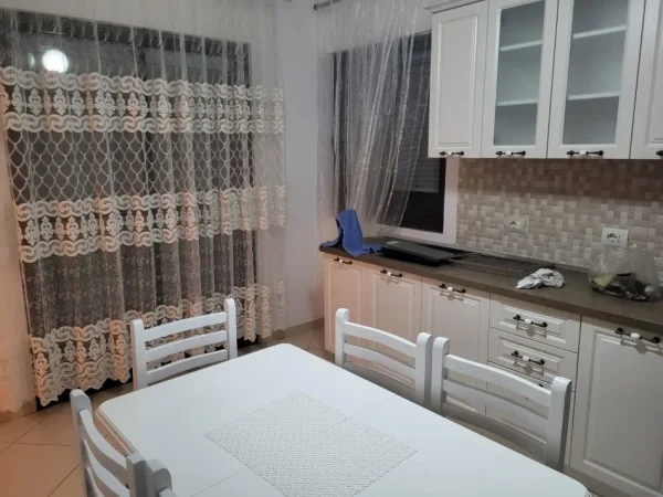 Tirane, jap me qera apartament 3+1+Ballkon Kati 2, 228 m² 600 € (afer qendres tregtare TEG)