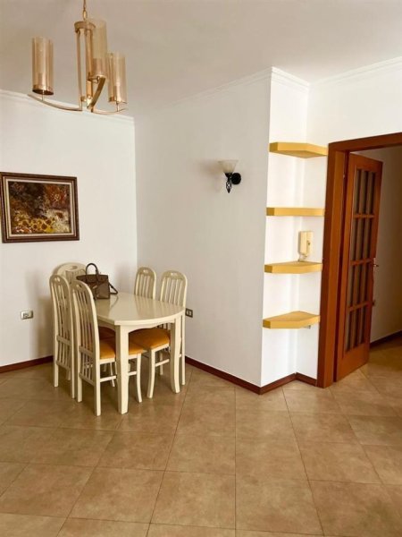 Tirane, jepet me qera Vile 2+1+Ballkon Kati 1, 82 m² 450 € (rruga Haxhi Isuf Banka Selite Tirane)
