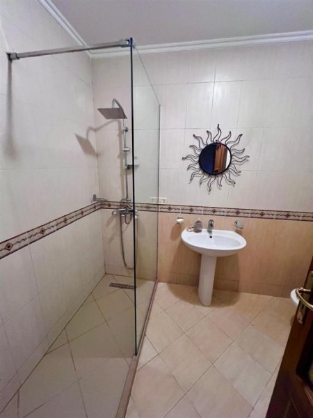 Tirane, jepet me qera Vile 2+1+Ballkon Kati 1, 82 m² 450 € (rruga Haxhi Isuf Banka Selite Tirane)