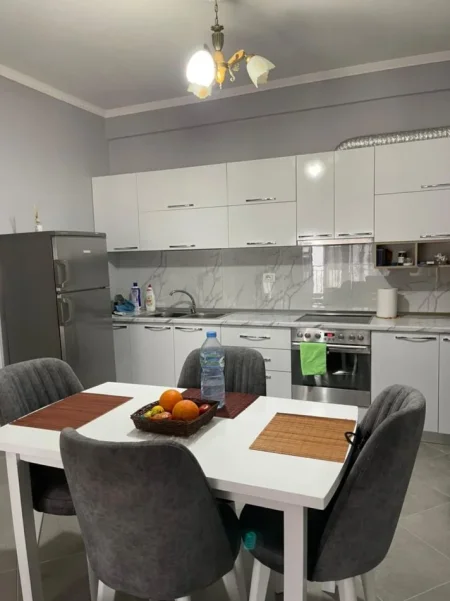 Tirane, jepet me qera apartament 1+1+Ballkon Kati 3, 78 m² 550 € (green city)