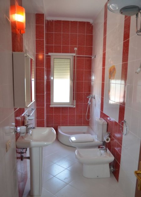 Tirane, jap me qera apartament 4+1+Ballkon Kati 5, 210 m² 1.200 € (liqeni thate)