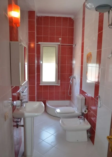 Tirane, jap me qera apartament 4+1+Ballkon Kati 5, 210 m² 1.200 € (liqeni thate)