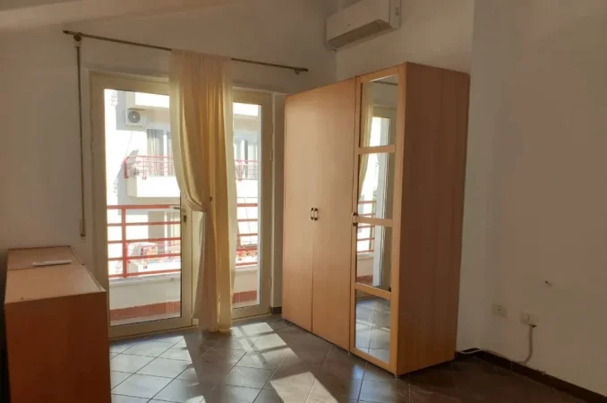 Tirane, jap me qera apartament 4+1+Ballkon Kati 5, 210 m² 1.200 € (liqeni thate)