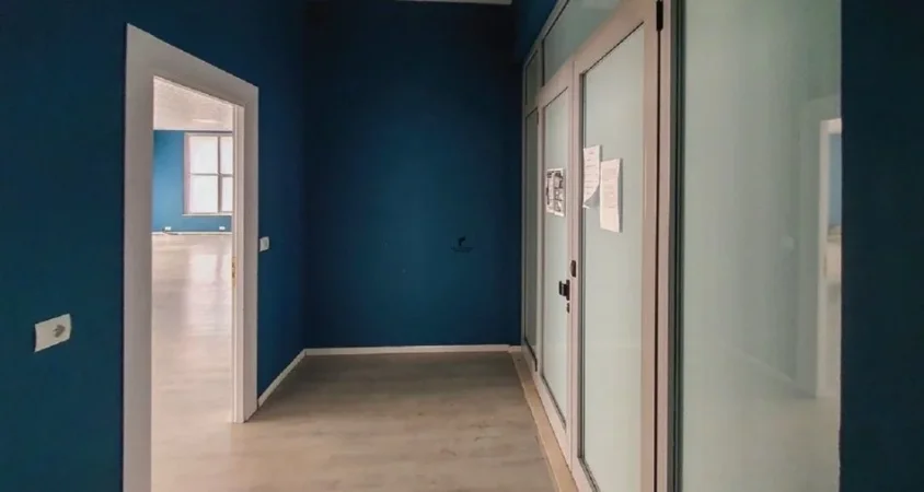 Tirane, jepet me qera zyre Kati 1, 240 m² 2.800 € (FARMACIA 10)