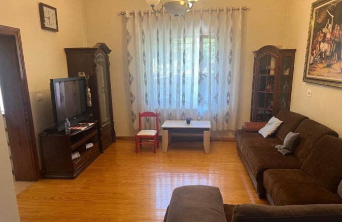 Tirane, jepet me qera apartament 2+1 Kati 1, 85 m² 350 € (Laprakë)