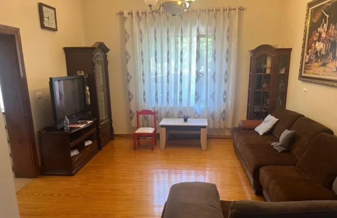 Tirane, jepet me qera apartament 2+1 Kati 1, 85 m² 350 € (Laprakë)