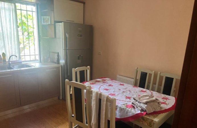 Tirane, jepet me qera apartament 2+1 Kati 1, 85 m² 350 € (Laprakë)