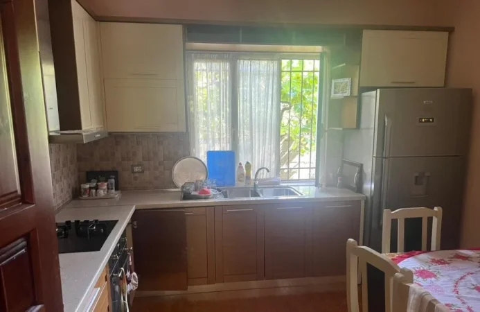 Tirane, jepet me qera apartament 2+1 Kati 1, 85 m² 350 € (Laprakë)