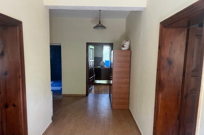 Tirane, jepet me qera apartament 2+1 Kati 1, 85 m² 350 € (Laprakë)