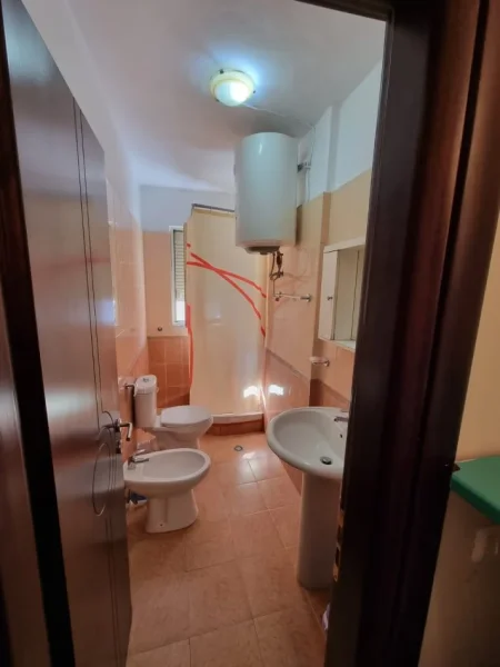 Tirane, jepet me qera apartament 2+1+Ballkon , 96 m² 510 € (rruga Danjel Ndreka)