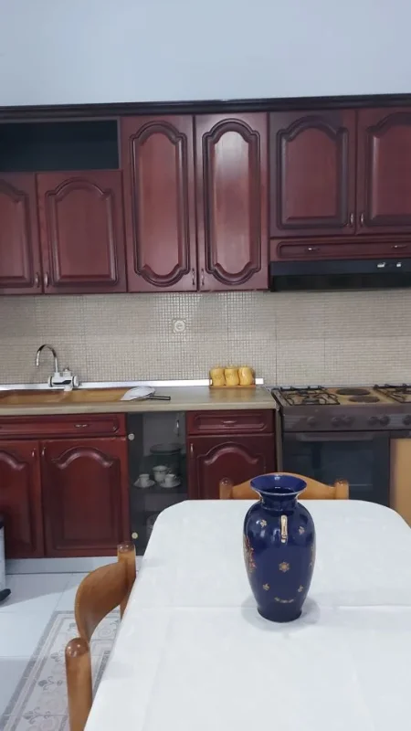 Tirane, jepet me qera apartament 2+1+Ballkon Kati 4, 95 m² 660 € (TEK SHALLVARET)