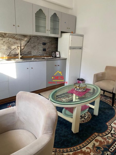 Vlore, jepet me qera shtepi 1+1+Ballkon Kati 2, 90 m² 500 € (Rruga Unaza)
