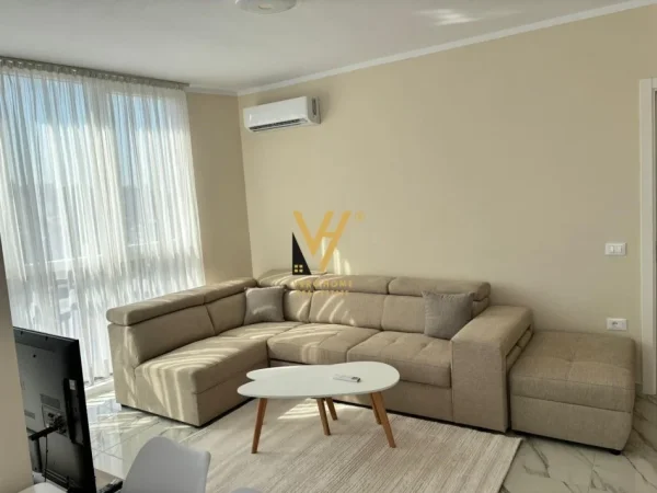 Tirane, jepet me qera apartament 1+1+Ballkon Kati 7, 65 m² 550 € (GRAND GALLERY)