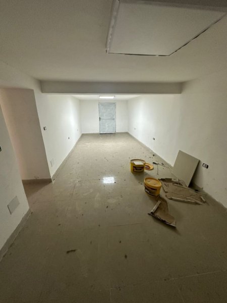 Tirane, jepet me qera magazine Kati -1, 55 m² 450 € (SHKOLLA E BALETIT)