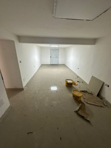 Tirane, jepet me qera magazine Kati -1, 55 m² 450 € (SHKOLLA E BALETIT)
