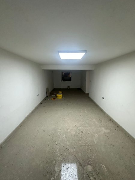 Tirane, jepet me qera magazine Kati -1, 55 m² 450 € (SHKOLLA E BALETIT)