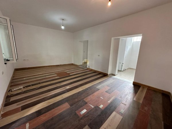 Tirane, jepet me qera shtepi 1 Katshe , 65 m² 500 € (Rruga e Barrikadave, prane Vojo Kushit)