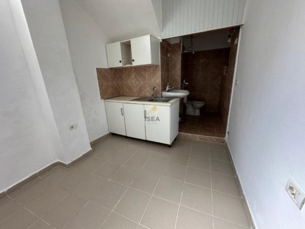Tirane, jepet me qera shtepi 1 Katshe , 65 m² 500 € (Rruga e Barrikadave, prane Vojo Kushit)