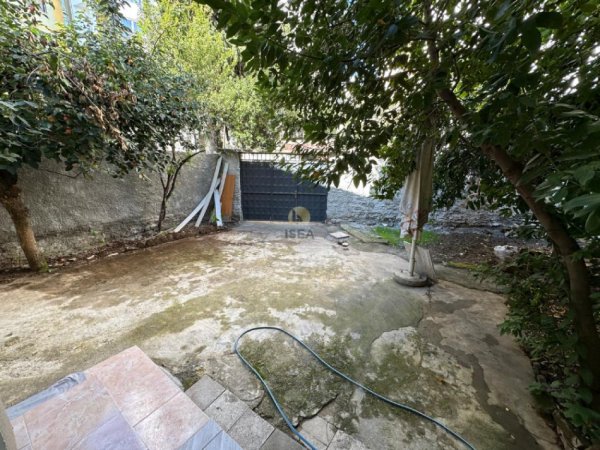Tirane, jepet me qera shtepi 1 Katshe , 65 m² 500 € (Rruga e Barrikadave, prane Vojo Kushit)