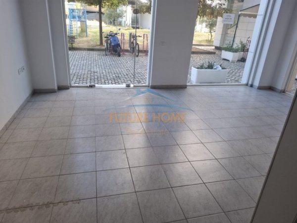 Tirane, jepet me qera ambjent biznesi Kati 0, 37 m² 250 € 