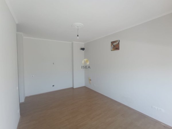 Tirane, jepet me qera zyre Kati 8, 75 m² 550 € (21 Dhjetori, prane Joenes)