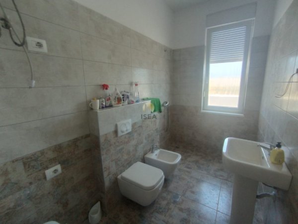 Tirane, jepet me qera zyre Kati 8, 75 m² 550 € (21 Dhjetori, prane Joenes)