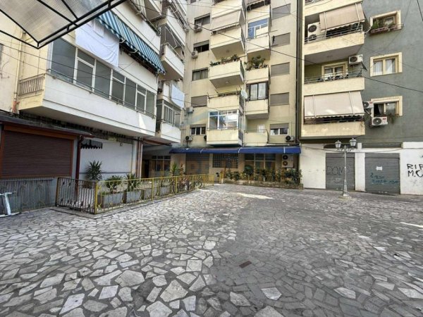 Tirane, jepet me qera ambjent biznesi Kati 1, 42 m² 500 € (Rruga Him Kolli)