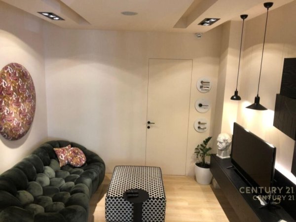 Tirane, jepet me qera dyqan Kati 2, 91 m² 2.000 € (Bllok)