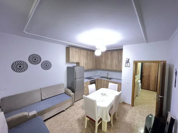 Tirane, jepet me qera apartament 2+1+Aneks Kati 4, 650 € (Universiteti i Mjeksise)